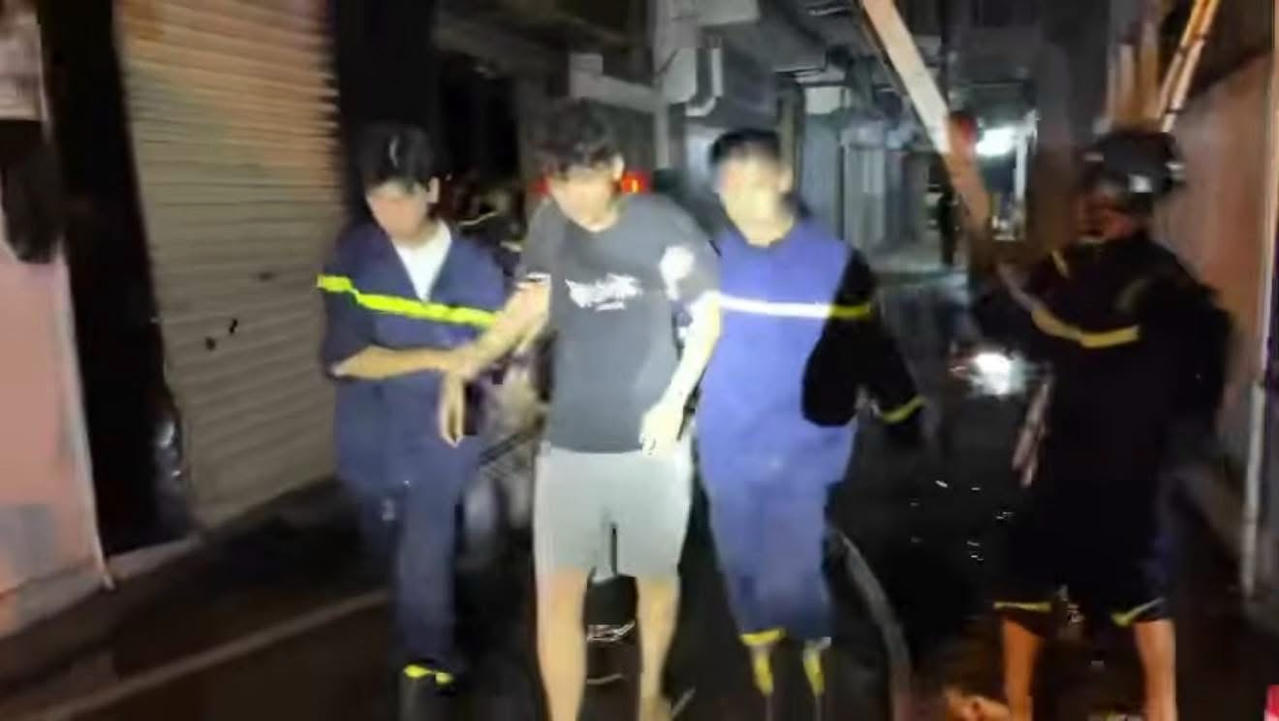 Lực lượng chức năng nhanh chóng cứu người ra khỏi khu vực nguy hiểm