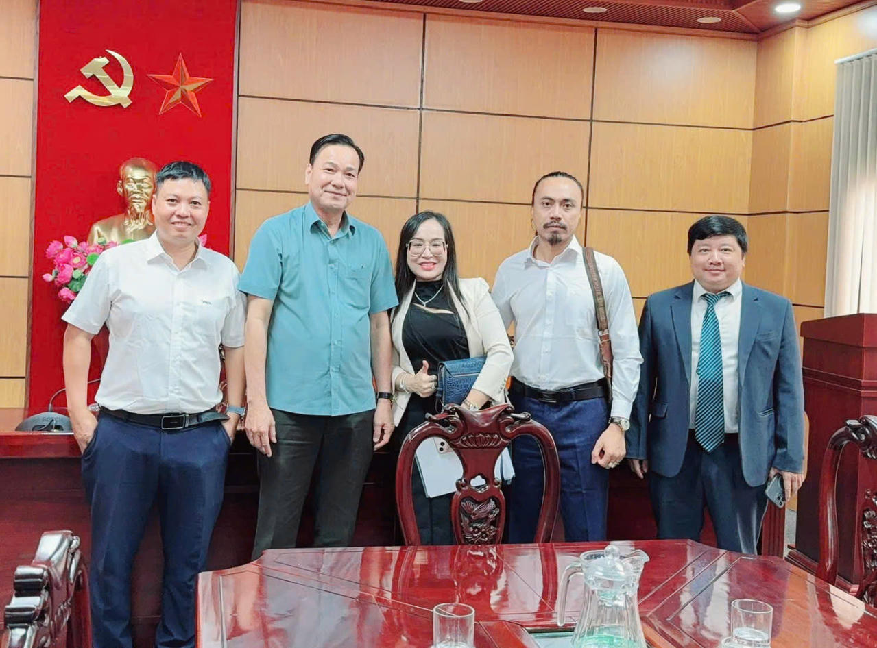 Đại diện các bên chụp hình lưu niệm sau buổi làm việc.