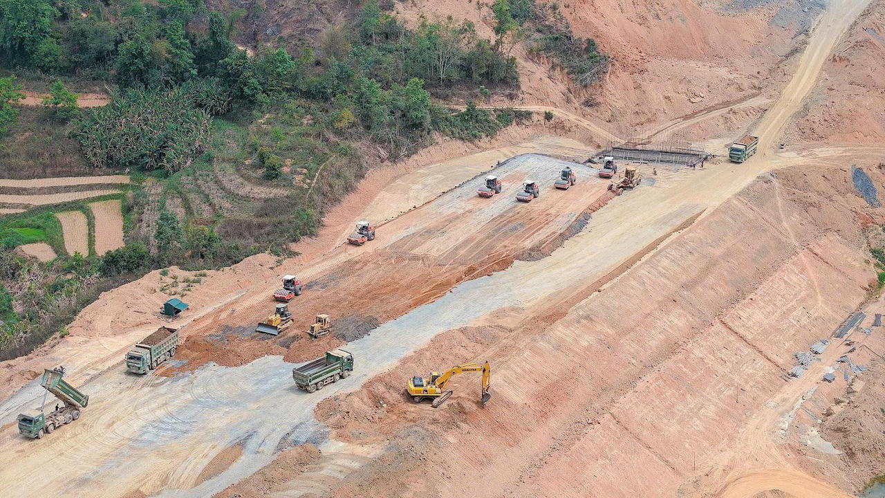 Nhiều dự án hạ tầng giao thông, khu công nghiệp đang được triển khai ở Lạng Sơn, góp phần thúc đẩy tăng thu ngân sách.