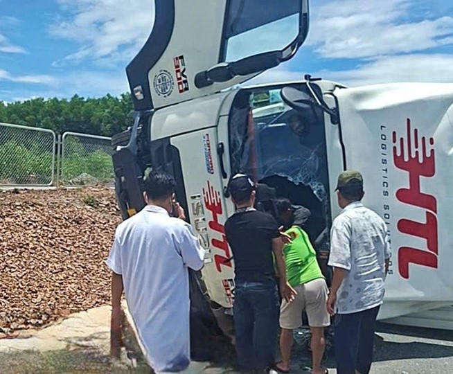 Lật xe trên cao tốc tài xế mắc kẹt trong cabin