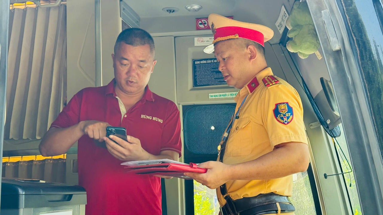 Qua kiểm tra hầu hết các phương tiện kinh doanh vận tải đường bộ trên địa bàn tỉnh đều chấp hành nghiêm các quy định về bảo đảm ATGT đường bộ. Tuy nhiên, nhiều tài xế vẫn vi phạm một số quy định như: Không thắt dây an toàn, dừng đón trả khách không đúng nơi quy định.