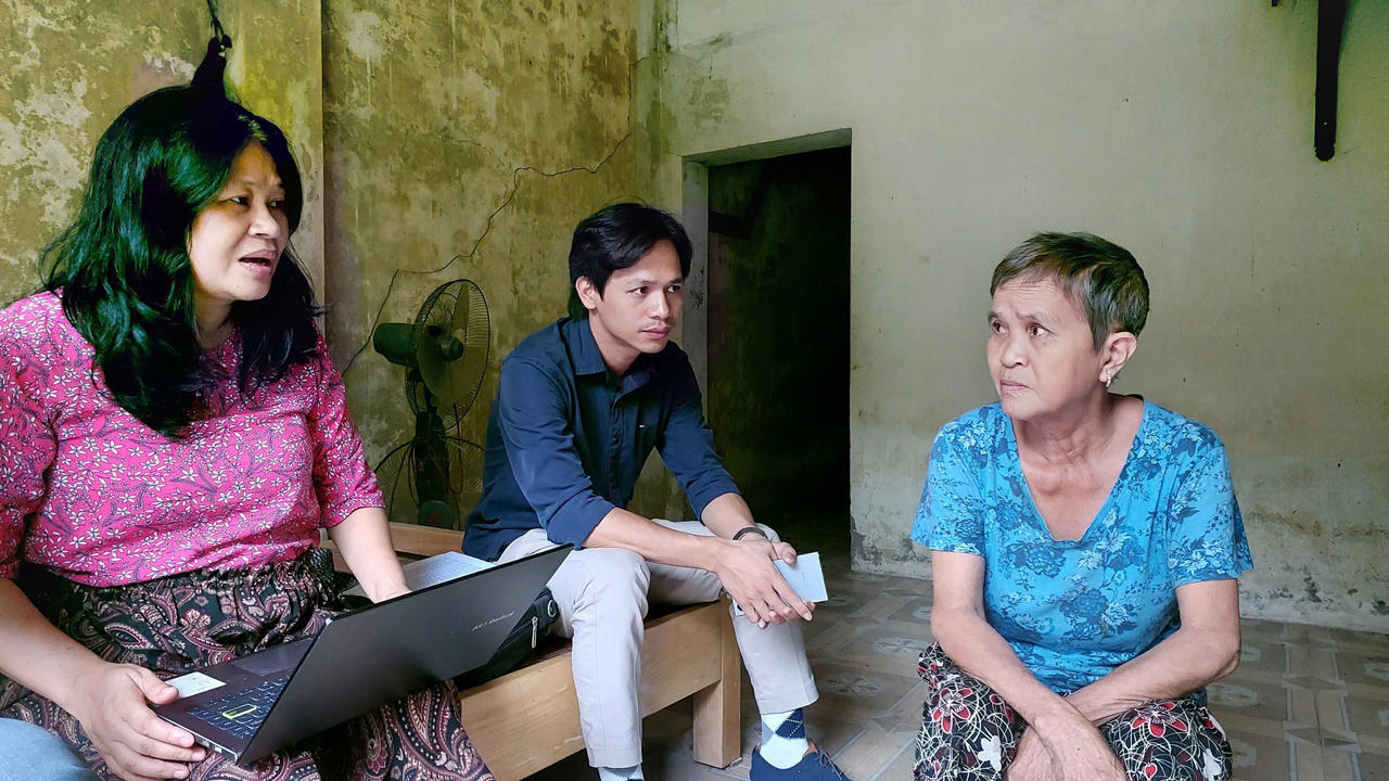 Nhóm PV Báo PLVN làm việc với một số nhân chứng trong sự việc.
