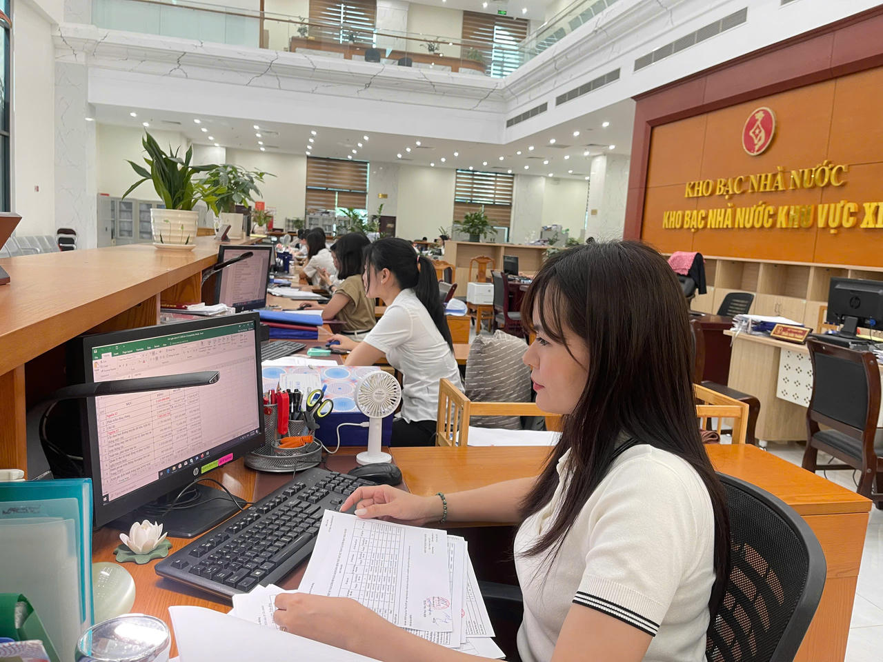 Kho bạc Nhà nước nói gì về hiện tượng chi trả chậm tiền lương sau thực hiện chính quyền địa phương 2 cấp?