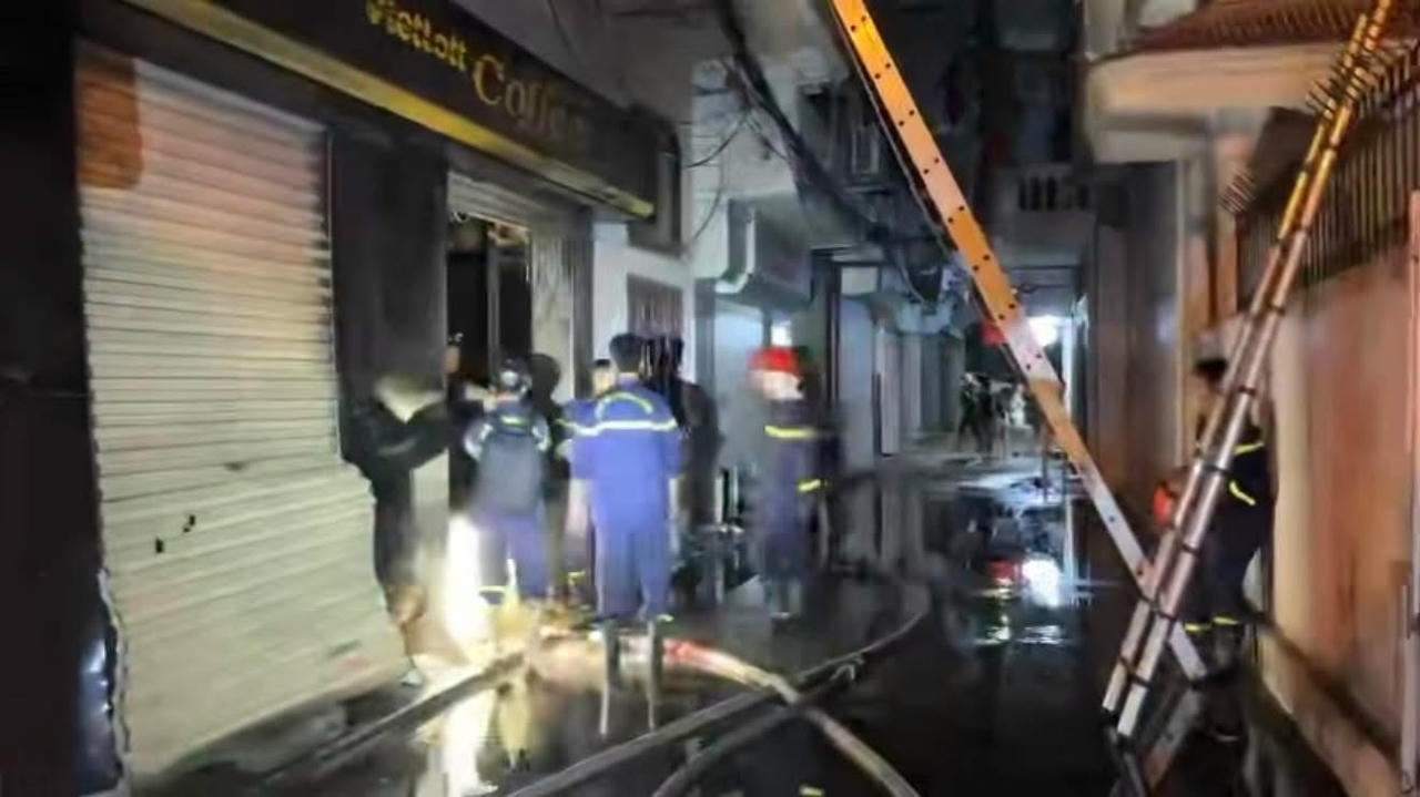 Lực lượng Phòng cháy chữa cháy và Cứu nạn cứu hộ nhanh chó có mặt khống chế đám cháy