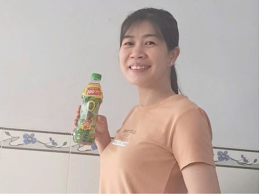 Chị Nguyễn Thị Bích Liên vui mừng khi trúng giải Nhì là 1 voucher trị giá 20 triệu đồng từ chương trình khuyến mãi hè của Trà Xanh Không Độ. (Ảnh: VNCC)