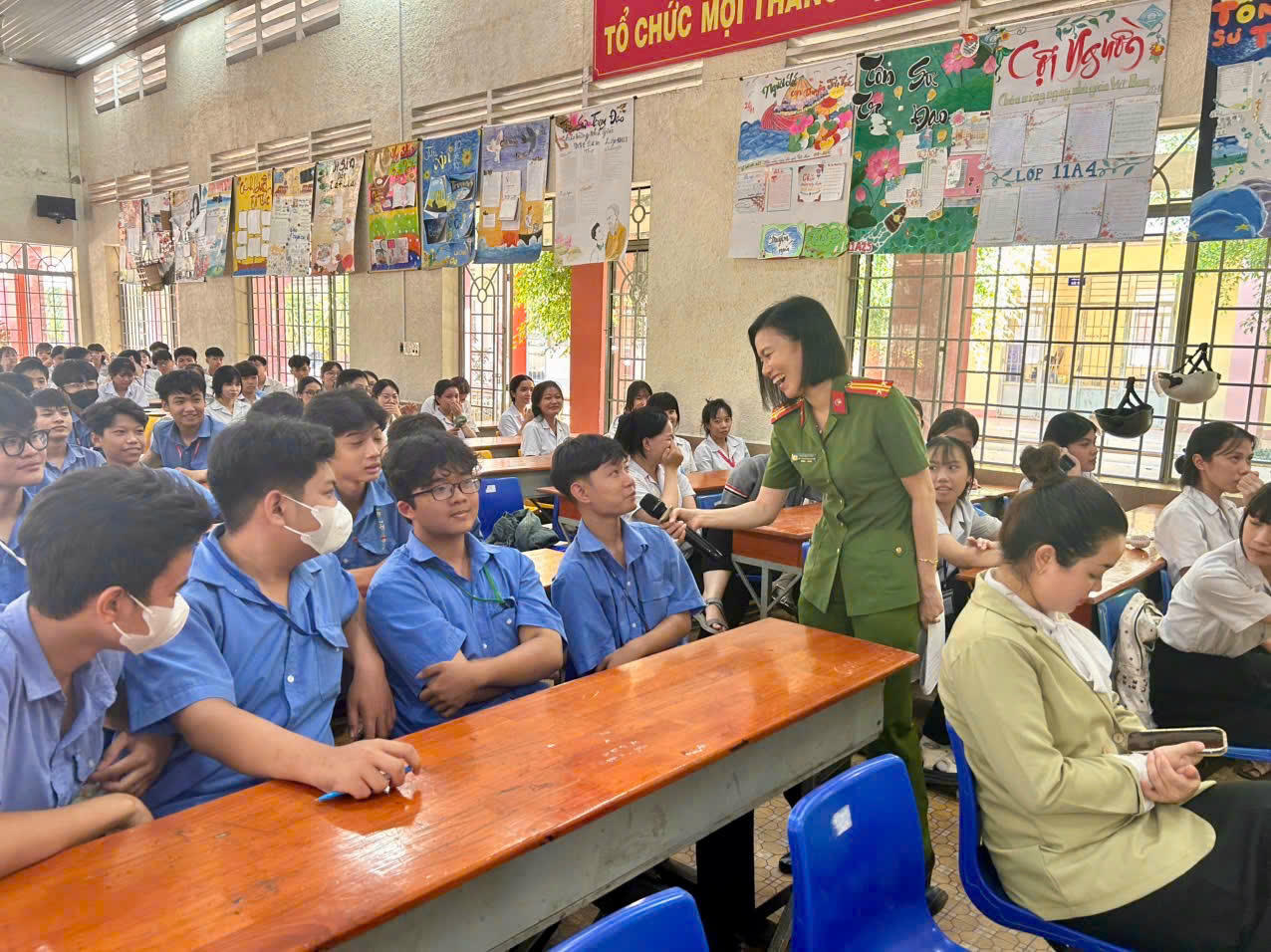 Trung tá Đinh Cẩm Nhung tích cực tham gia các hoạt động phổ biến pháp luật cho thanh thiếu niên 