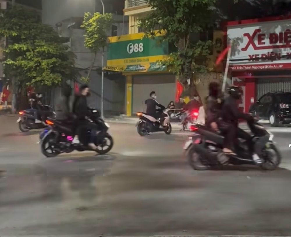 Hình ảnh của nhóm bạn Thuyết trong đêm gây rối trật tự công cộng xảy ra vào đêm 29/12/2024 tại Ngã 5 Kiến An.