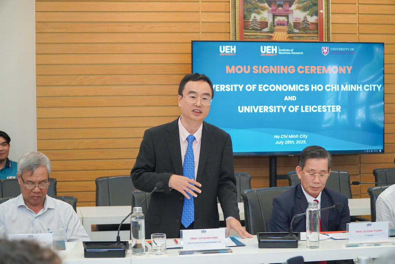 GS.TS Võ Xuân Vinh - Viện trưởng Viện Nghiên cứu Kinh doanh, ĐH Kinh tế phát biểu tại lễ ký kết.