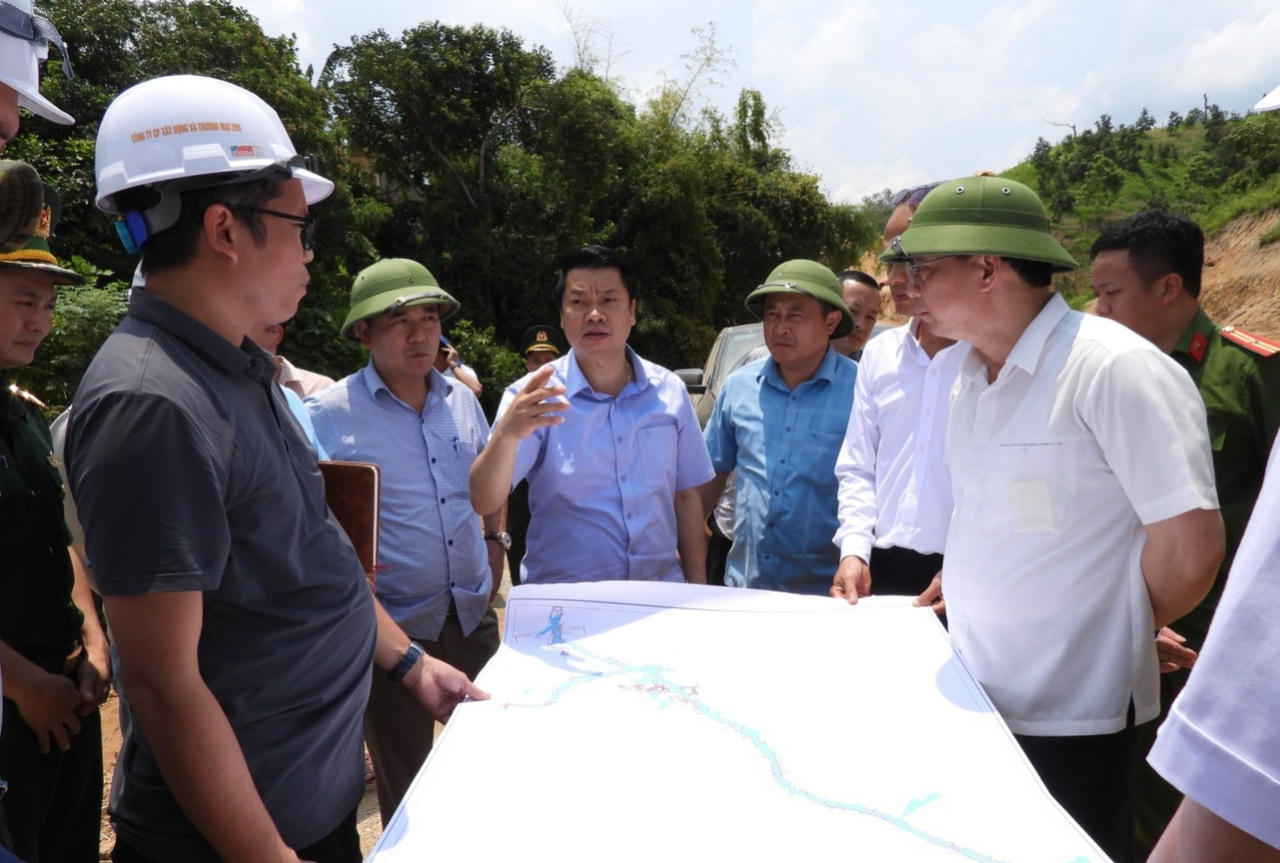 Lãnh đạo xã Hoàng Văn Thụ báo cáo lãnh đạo tỉnh Lạng Sơn về công tác giải phóng mặt bằng dự án.