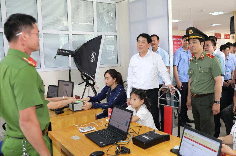 Chủ tịch nước Lương Cường thăm và kiểm tra hoạt động của Trung tâm Phục vụ hành chính công xã Quảng Hà.