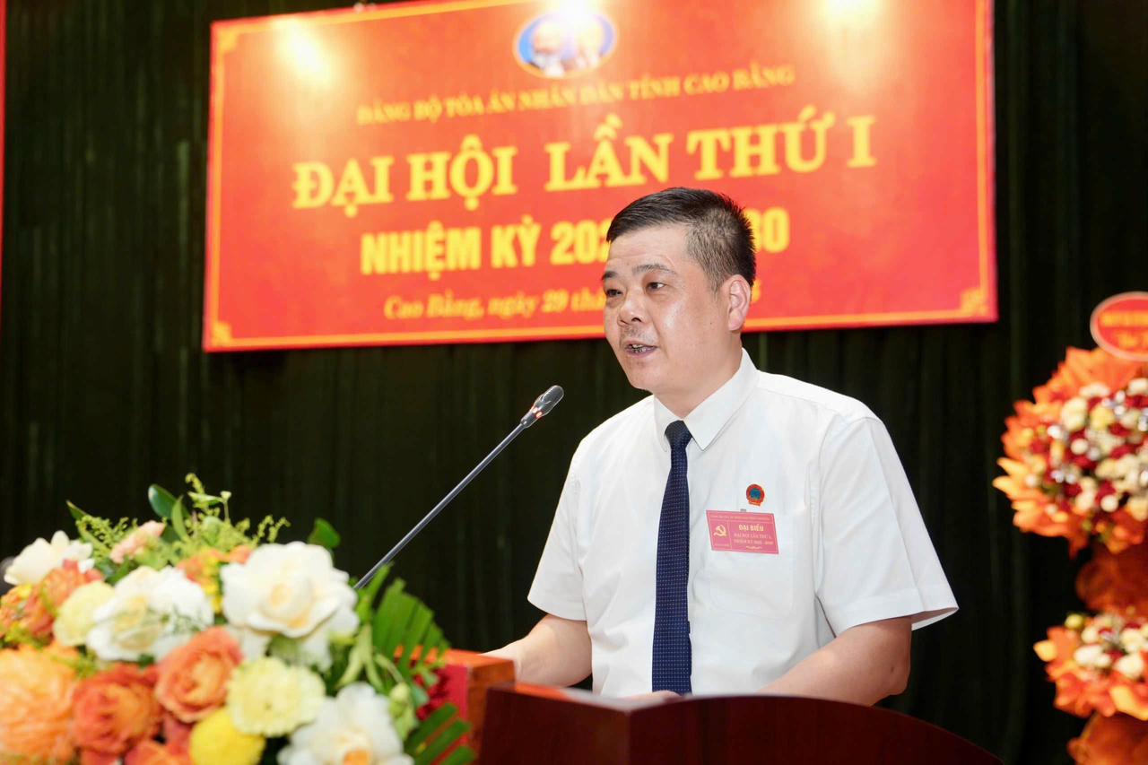 Ông Thân Quốc Hùng - Bí thư Đảng ủy TAND tỉnh nhiệm kỳ 2025 – 2030, Chánh án TAND tỉnh Cao Bằng phát biểu tại Hội nghị.