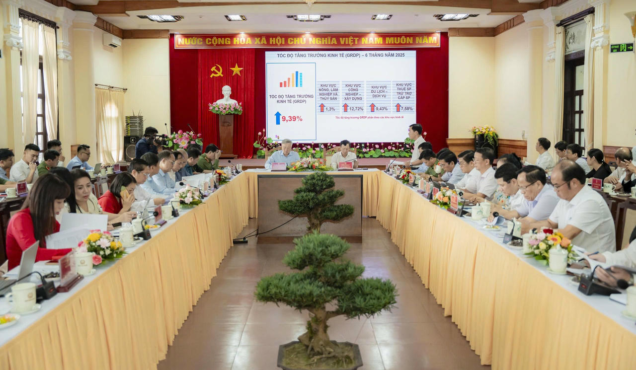 Quang cảnh buổi làm việc