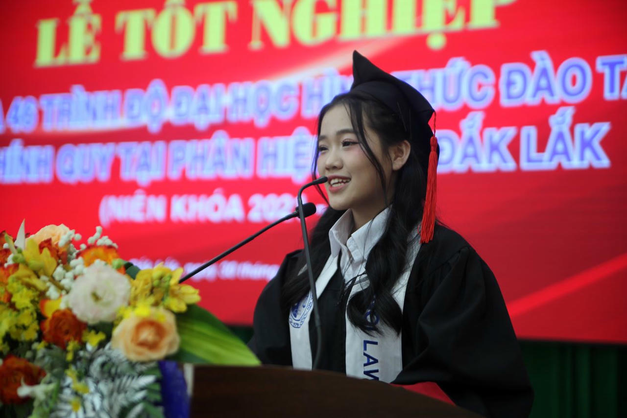 Tân Cử nhân Lâm Thị Bảo Ngân - Lớp 4634 đại diện cho sinh viên Khóa 46 Phân hiệu phát biểu tri ân.
