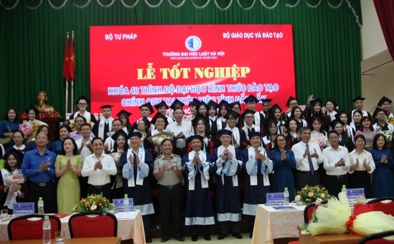 Đại học Luật Hà Nội trao 133 bằng cử nhân chính quy cho sinh viên khóa 46 tại Đắk Lắk