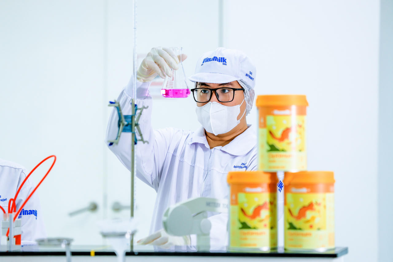 Đẩy mạnh hoạt động nghiên cứu và phát triển, đổi mới sản phẩm, Vinamilk tiên phong đưa đột phá 6 HMO vào giải pháp dinh dưỡng cho trẻ. Ảnh: Nguyễn Hoàng.