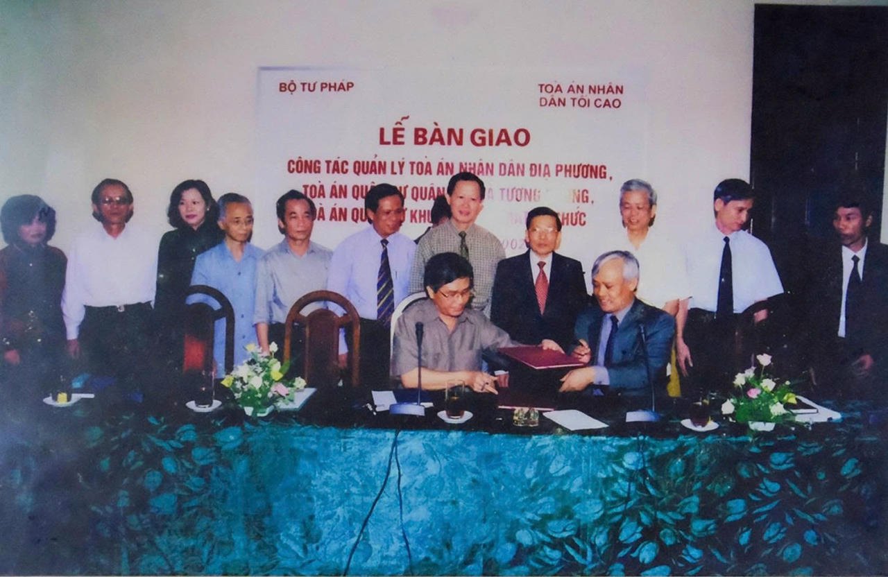 Lễ bàn giao công tác quản lý tòa án nhân dân địa phương, tòa án quân sự quân khu và tương đương, tòa án quân sự khu vực về mặt tổ chức từ Bộ Tư pháp sang Tòa án nhân dân tối cao. (Ảnh: Phòng truyền thống Bộ Tư pháp)