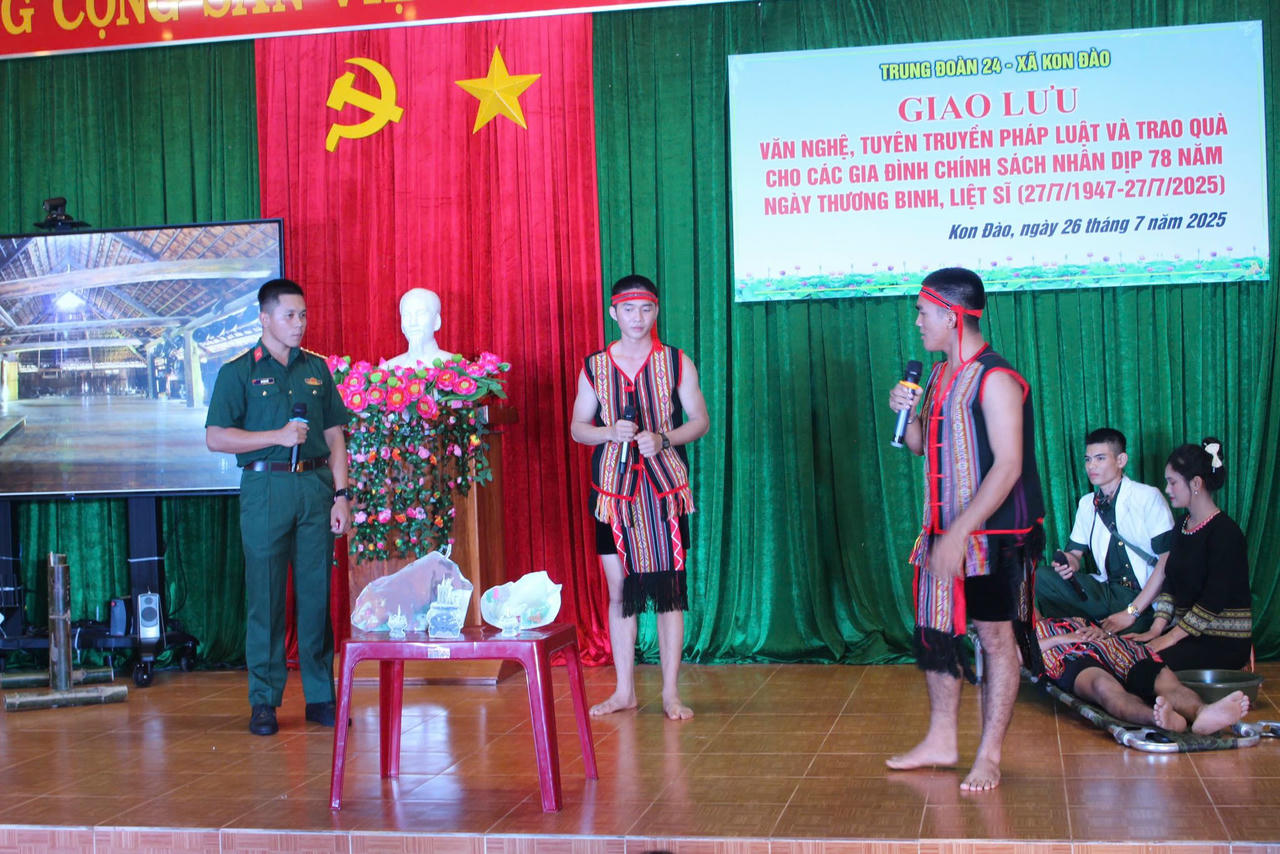 Trung đoàn 24, Sư đoàn 10 (Quân đoàn 34) giao lưu văn nghệ, tuyên truyền pháp luật cho nhân dân.