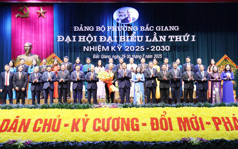 Ông Vương Quốc Tuấn - Chủ tịch UBND tỉnh Bắc Ninh tặng hoa chúc mừng Ban Chấp hành Đảng bộ phường Bắc Giang khóa mới