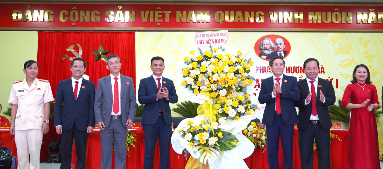 Ông Trần Nam Hưng và ông Nguyễn Hồng Quang (bên phải) tặng hoa chúc mừng Đại hội. 