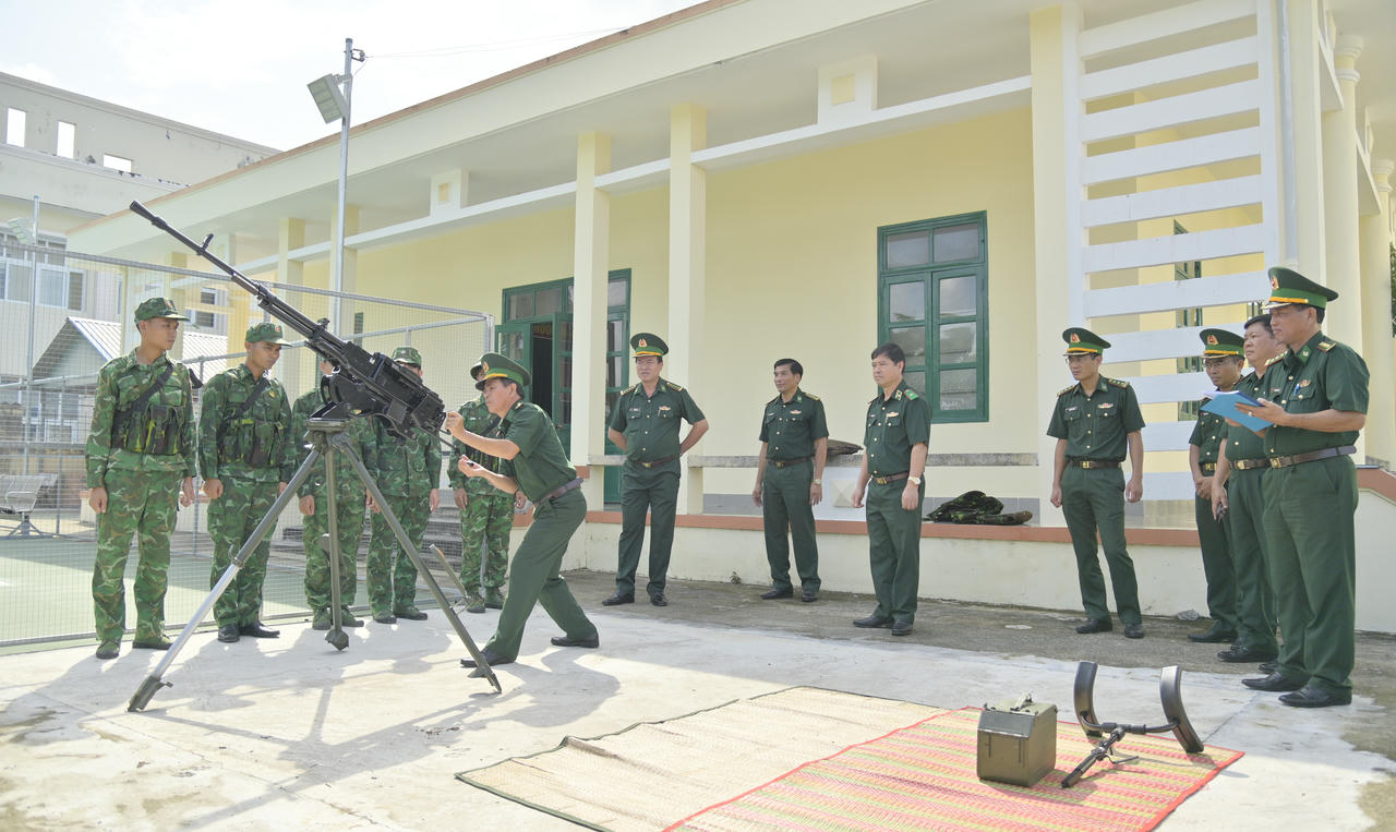 Đoàn kiểm tra công tác sẵn sàng chiến đấu tại Đồn Biên phòng cửa khẩu quốc tế Hà Tiên.
