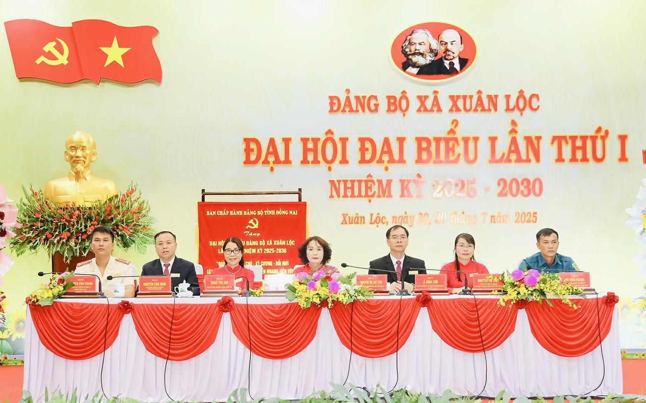 Đoàn Chủ tịch điều hành Đại hội đại biểu Đảng bộ xã Xuân Lộc lần thứ I. Ảnh: BĐN