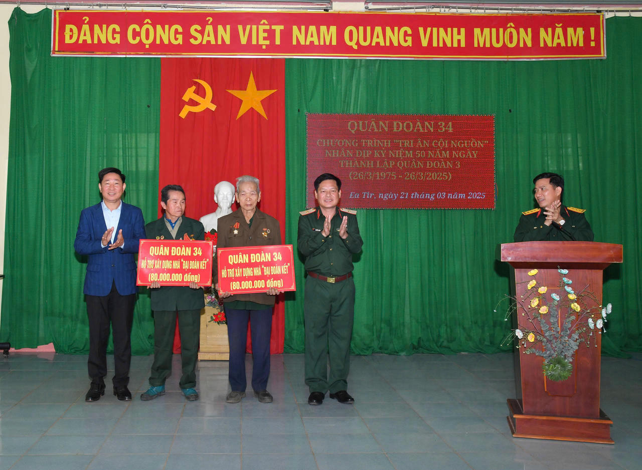 Thiếu tướng Nguyễn Trần Long, Phó Chính ủy Quân đoàn 34 trao tặng “Nhà đại đoàn kết” cho các gia đình cựu chiến binh tại xã Ea Tir (nay là xã Ea Khăl), tỉnh Đắk Lắk.