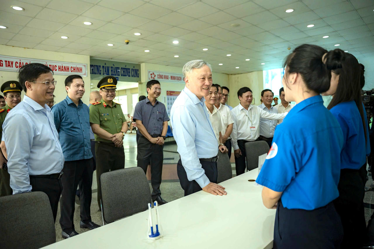 Phó Thủ tướng Nguyễn Hòa Bình kiểm tra công tác vận hành chính quyền 2 cấp tại phường Thuận Hóa, TP Huế.