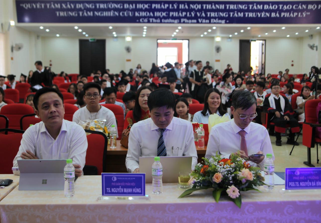 Lãnh đạo Trường Đại học Luật Hà Nội và đại biểu tỉnh Đắk Lắk
