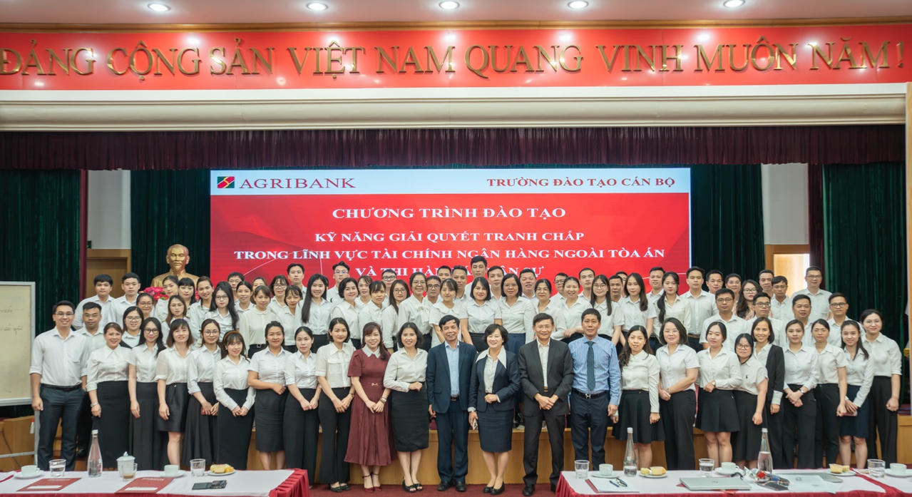 Giảng viên và học viên lớp đào tạo tại Hà Nội