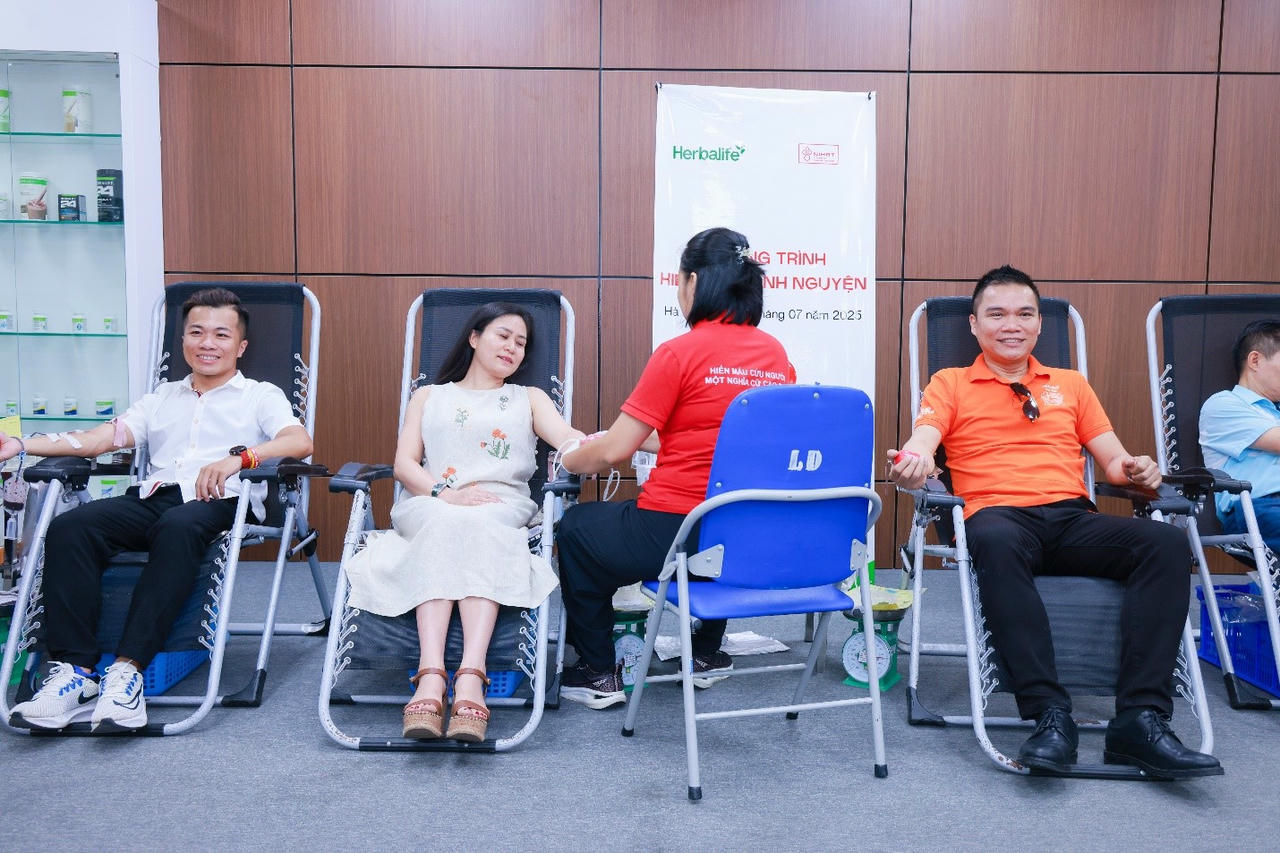Ông Nguyễn Thành Đạt – Giám Đốc Truyền Thông Herbalife Việt Nam - Campuchia – Thái Lan tham dự Hiến máu tình nguyện tại Hà Nội cùng các TV Herbalife
