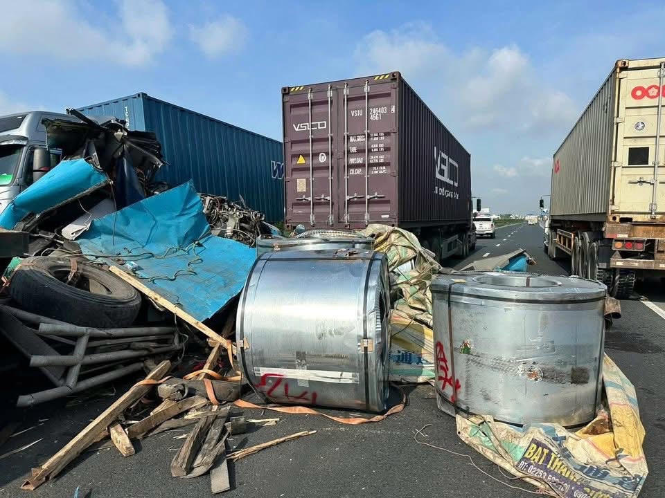 Xe container va chạm trên Quốc lộ 5, giao thông ùn ứ