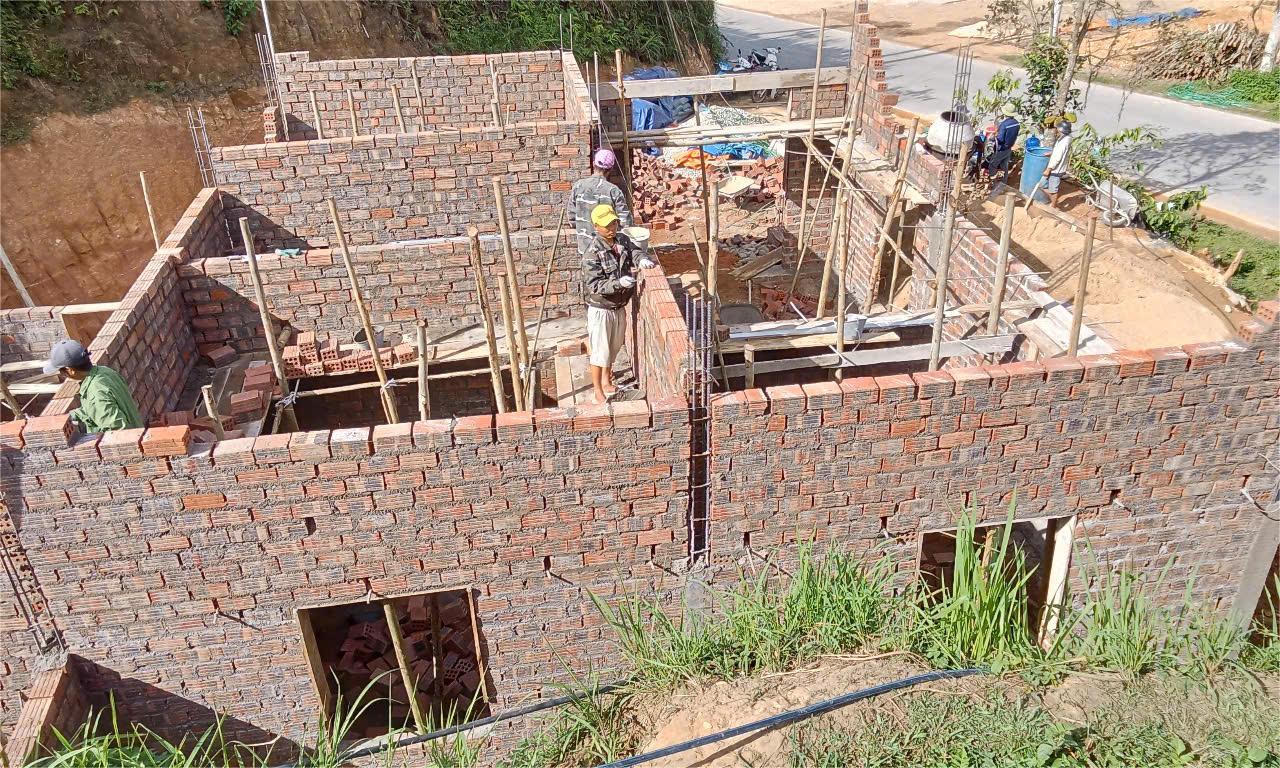 Không chỉ nằm ở con số hay ngân sách hỗ trợ, mà còn ở sức mạnh cộng đồng, với tinh thần "lá lành đùm lá rách". Từng cộng đồng nhỏ đã trở thành những “Đội thi công” nghĩa tình, giúp nhau vượt qua gian khó.