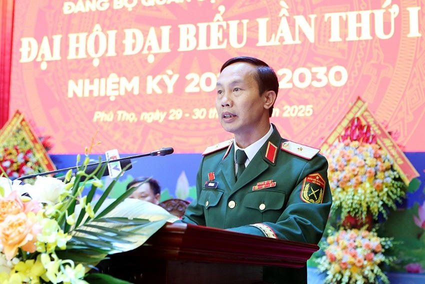 Thiếu tướng Trần Văn Bắc, Phó bí thư Đảng ủy, Tư lệnh Quân khu 2 phát biểu tại đại hội