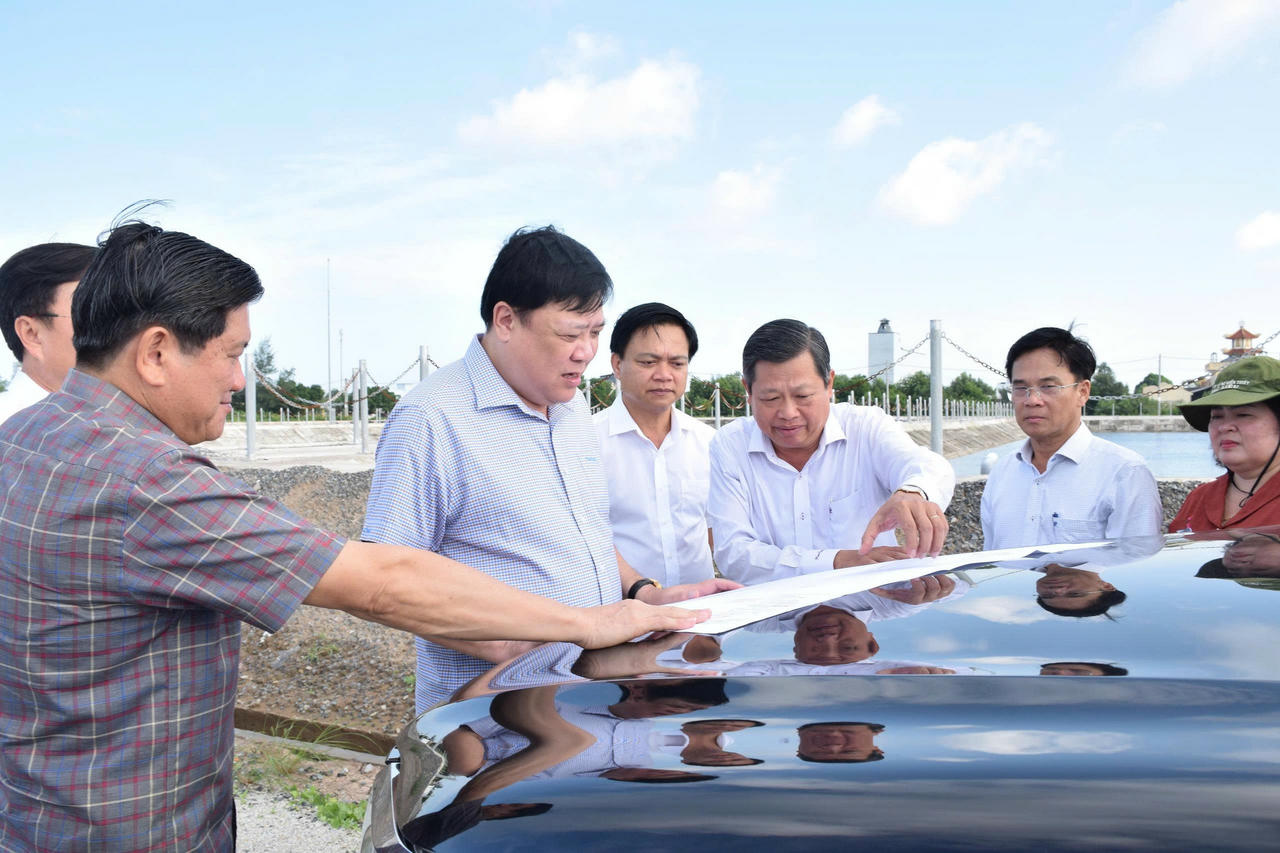 Ông Phạm Thành Ngại – Phó Bí thư Tỉnh ủy, Chủ tịch UBND tỉnh Cà Mau (thứ 5 từ phải sang) xem xét quy hoạch điều chỉnh phân khu xây dựng Khu Nông nghiệp ứng dụng công nghệ cao phát triển tôm Bạc Liêu (ông Phạm Hoàng Minh – Giám đốc Ban Quản lý Khu Nông nghiệp ứng dụng công nghệ cao phát triển tôm Bạc Liêu - thứ 3 bên phải sang).