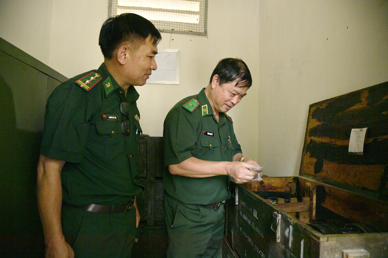 Thiếu tướng Trần Ngọc Hữu, Phó Tư lệnh BĐBP kiểm tra công tác đảm bảo kỹ thuật tại Đồn Biên phòng cửa khẩu quốc tế Tịnh Biên.