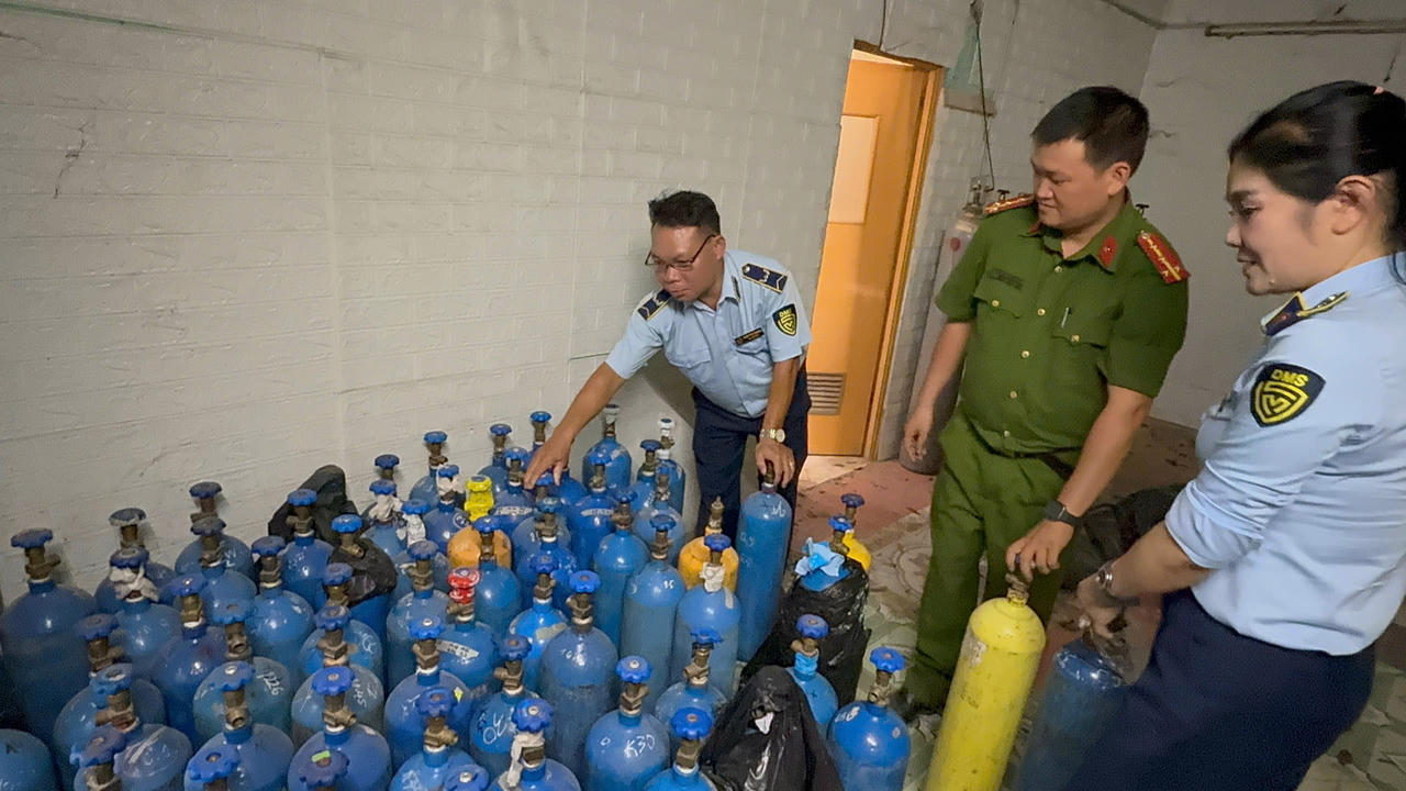 Tạm giữ hàng trăm bình khí N2O không rõ nguồn gốc