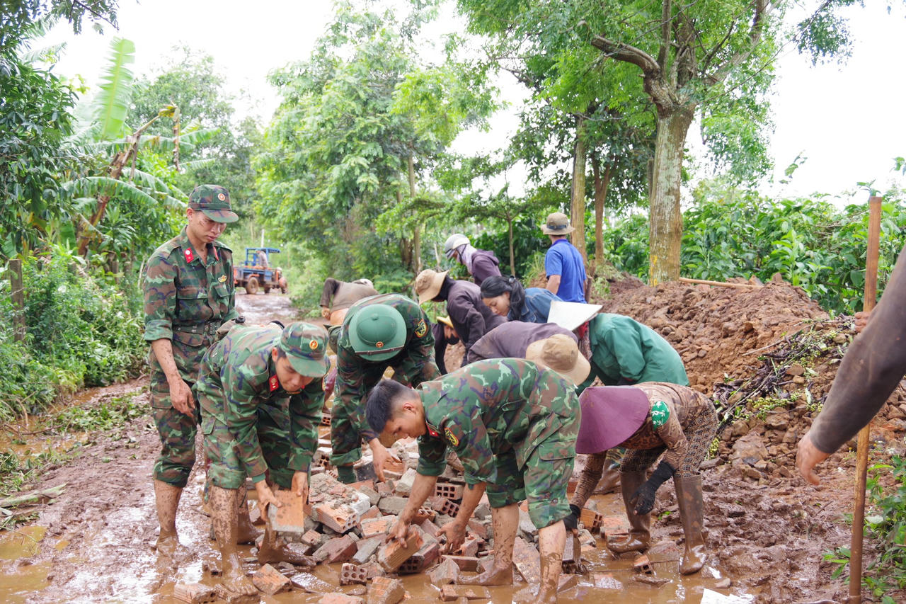 Tuổi trẻ Trung đoàn 29 (Quân đoàn 34) tham gia tu sửa 10km đường giao thông nông thôn.