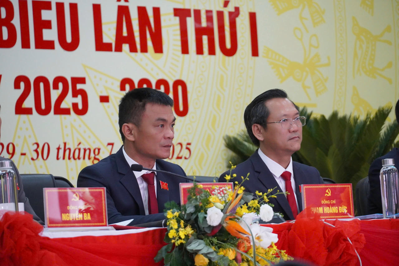 Bí thư Đảng ủy phường Phạm Hoàng Đức và Phó Bí thư, Chủ tịch UBND phường Trần Trung Hậu.