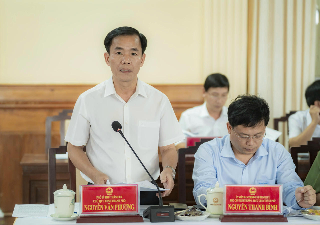Ông Nguyễn Văn Phương, Chủ tịch UBND TP Huế báo cáo tình kinh tế -xã hội 6 tháng đầu năm 2025