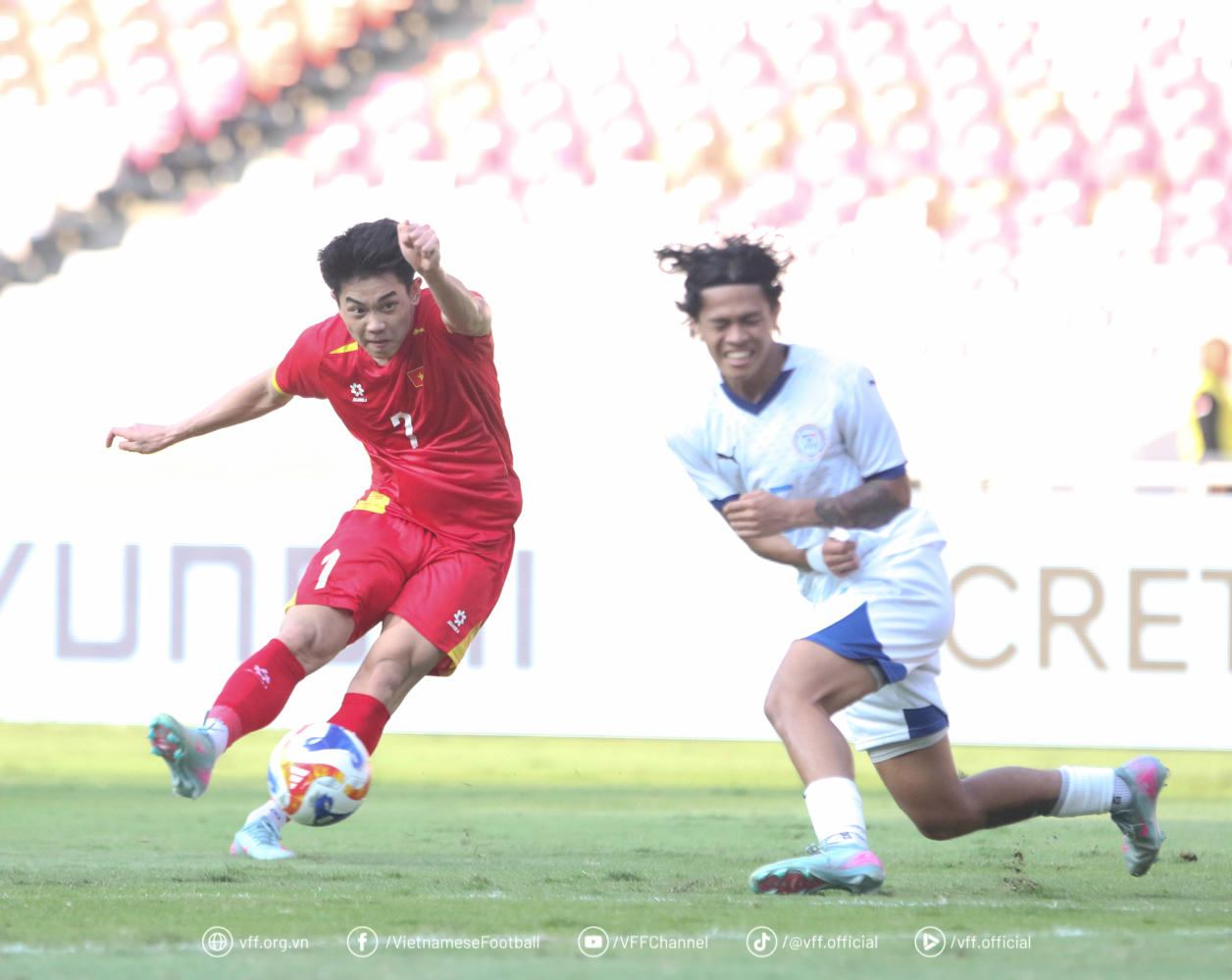 Đình Bắc thi đấu trong trận bán kết với U23 Philippines (Ảnh VFF)