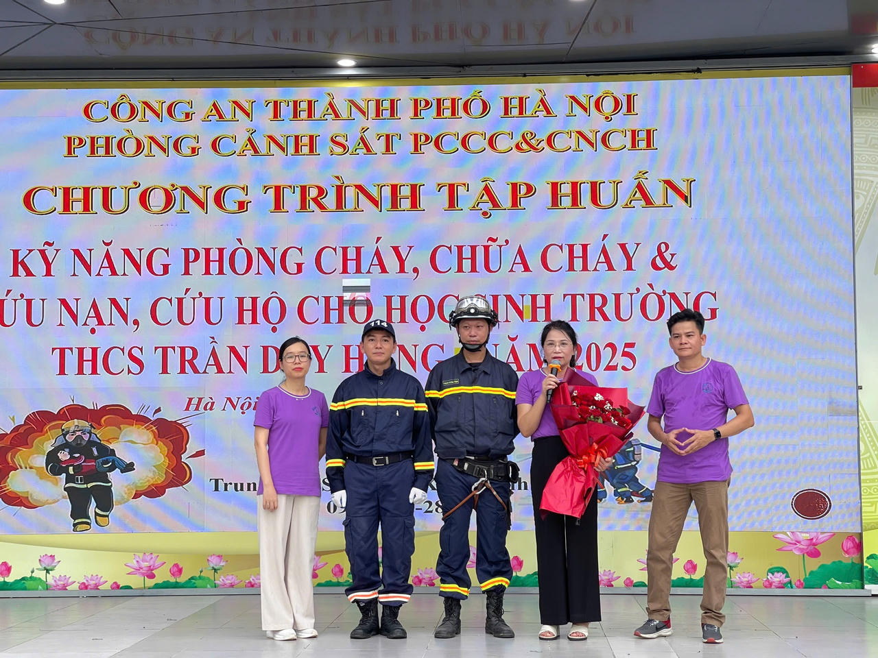 Ban Giám hiệu nhà trường cùng với lực lượng PCCC&CNCH trong buổi diễn tập 