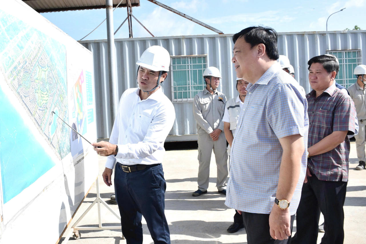Ông Phạm Thành Ngại – Phó Bí thư Tỉnh ủy, Chủ tịch UBND tỉnh (thứ nhất hàng đầu, bên phải sang) cùng ông Lê Văn Sử – Phó Chủ tịch UBND tỉnh, xem xét bản đồ quy hoạch dự án Khu đô thị du lịch sinh thái hỗn hợp.