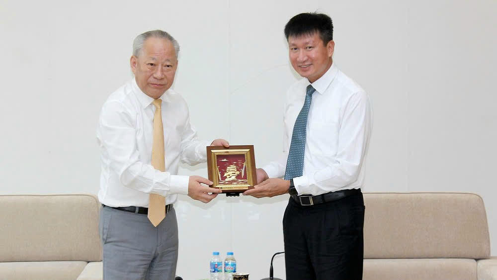 Ông Nghiêm Giới Hòa, Người sáng lập Tập đoàn Xây dựng Thái Bình Dương, Chủ tịch Viện Nghiên cứu Trang Nghiêm tặng quà lưu niệm cho ông Trần Huy Tuấn - Phó Bí thư Tỉnh ủy, Chủ tịch UBND tỉnh Lào Cai.