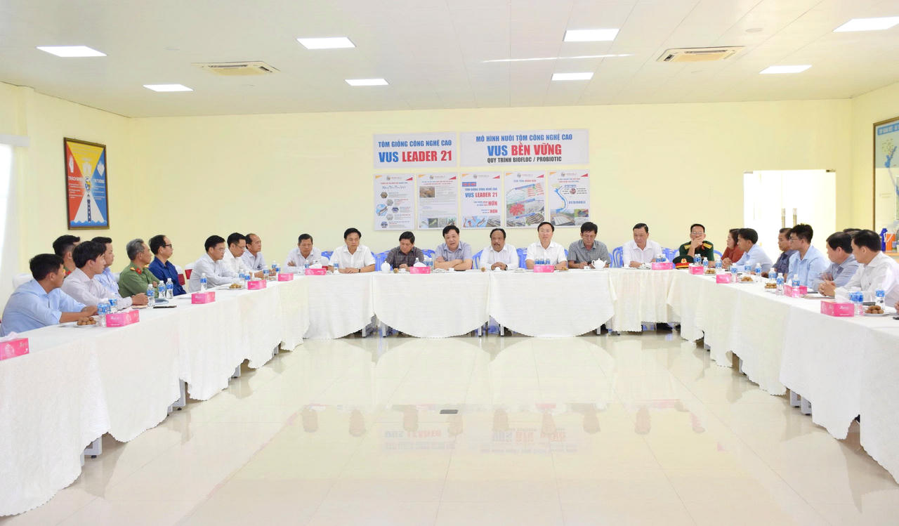 Lãnh đạo tỉnh Cà Mau làm việc với Tập đoàn Việt - Úc về tình hình sản xuất con giống, nuôi tôm công nghệ cao.