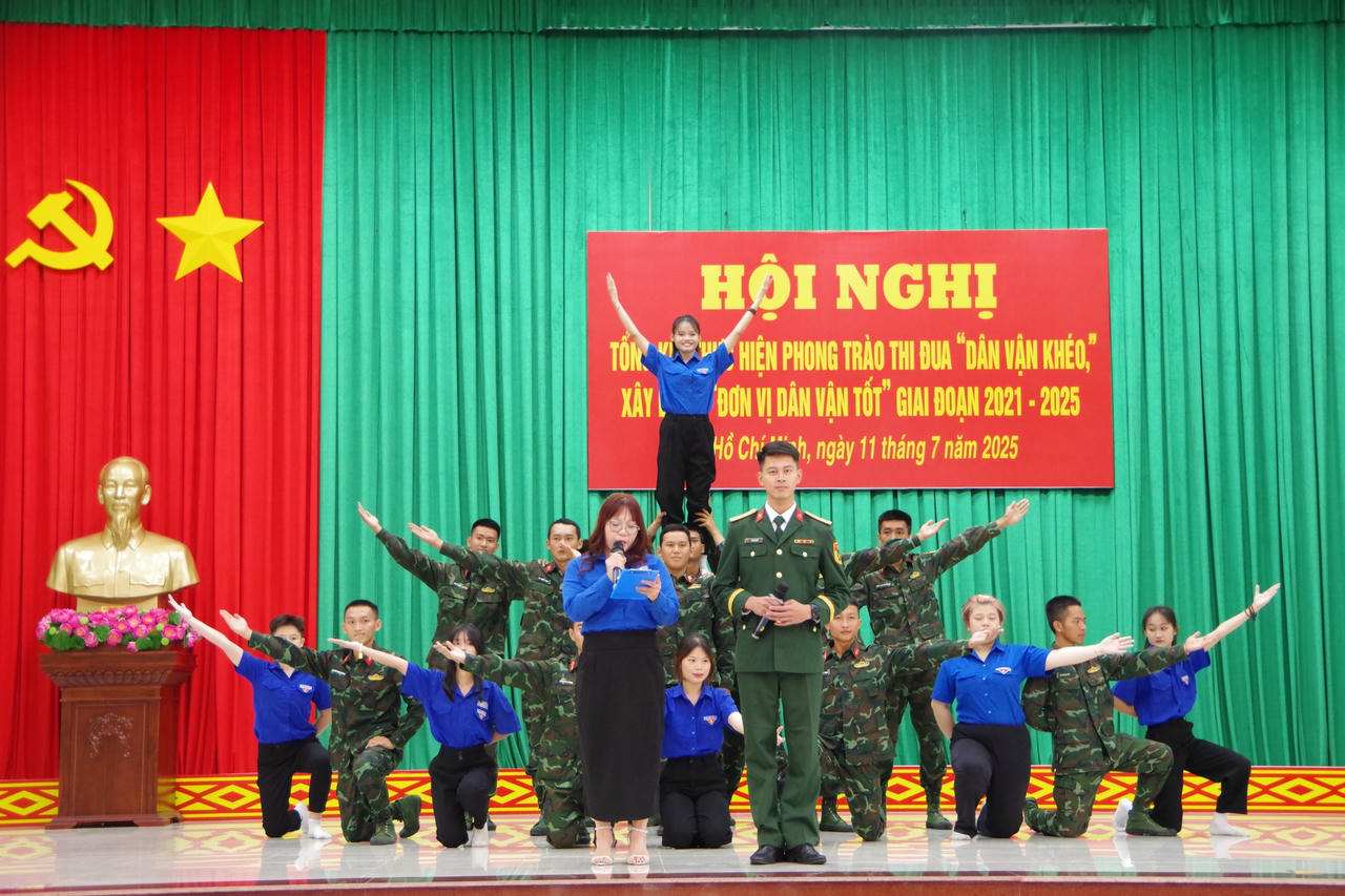 Tiết mục văn nghệ có sự tham gia giữa quân và dân tại hội nghị tổng kết thực hiện phong trào thi đua “Dân vân khéo”, xây dựng “Đơn vị dân vân tốt” giai đoạn 2021 – 2025 của Lữ đoàn 434 (Quân đoàn 34).