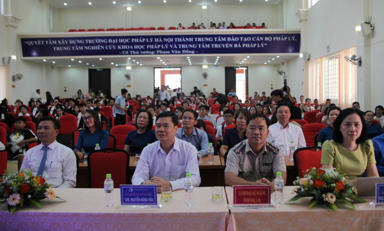 Ban giám hiệu Phân hiệu Đại học Luật Hà Nội tại Đắk Lắk và khách mời 