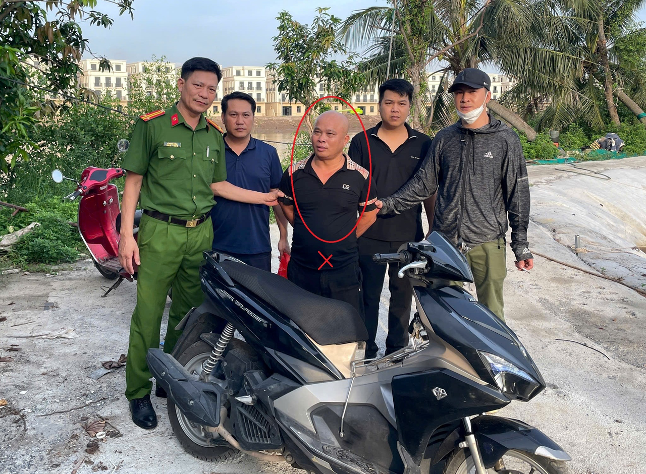 Mật phục, bắt giữ đối tượng truy nã trốn tại đầm nuôi trồng thủy sản ở Hải Phòng Mật phục, bắt giữ đối tượng truy nã trốn tại đầm nuôi trồng thủy sản ở Hải Phòng