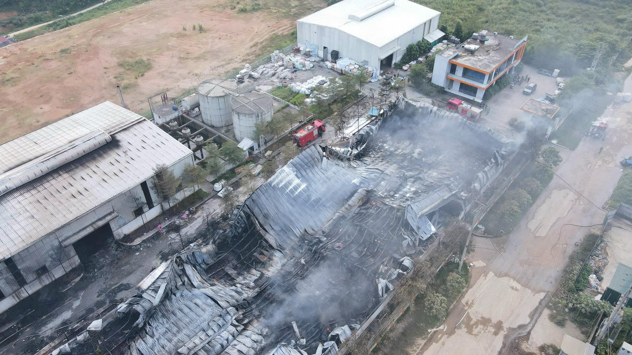 Đến khoảng 3h sáng cùng ngày, đám cháy cơ bản được khống chế, không để lan sang các khu vực nhà xưởng bên cạnh. 