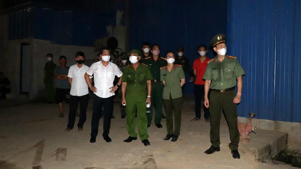 Công an tỉnh Lào Cai đã huy động tối đa lực lượng Cảnh sát phòng cháy chữa cháy và cứu nạn cứu hộ, phối hợp với Công an thành phố, chính quyền phường Âu Lâu cùng nhiều phương tiện chuyên dụng để tiến hành khoanh vùng, triển khai đội hình chữa cháy. 