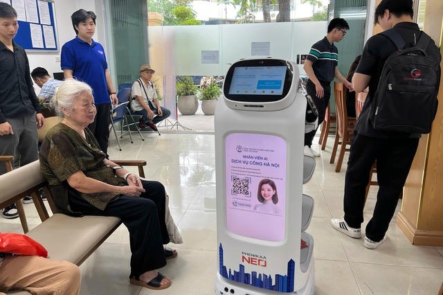 Người dân làm thủ tục hành chính ở Hà Nội được miễn phí đồ ăn nhẹ, robot lễ tân phục vụ